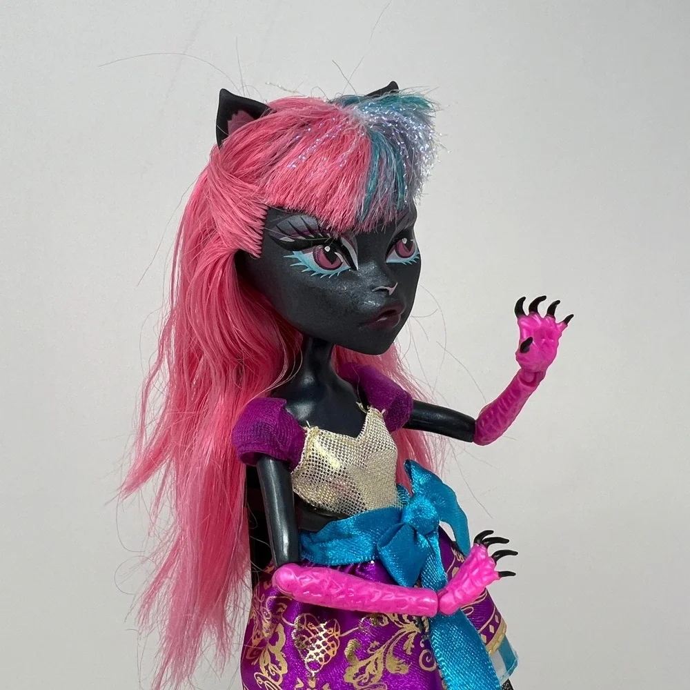 Monster High Catty Noir Boo York Doll Pink Black Feline Pop Star Figure CJF27